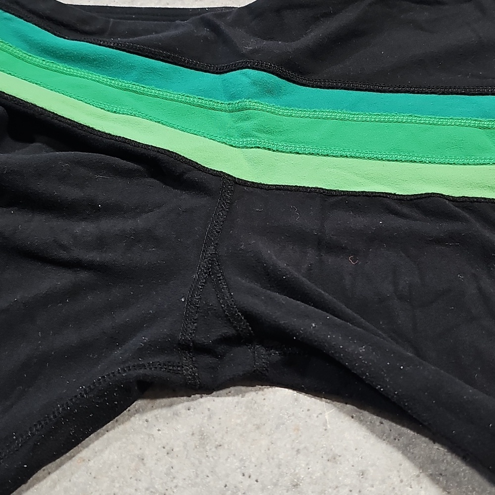 lululemon athletica 26x21 Black Cropped Leggings - Picture 5 of 5